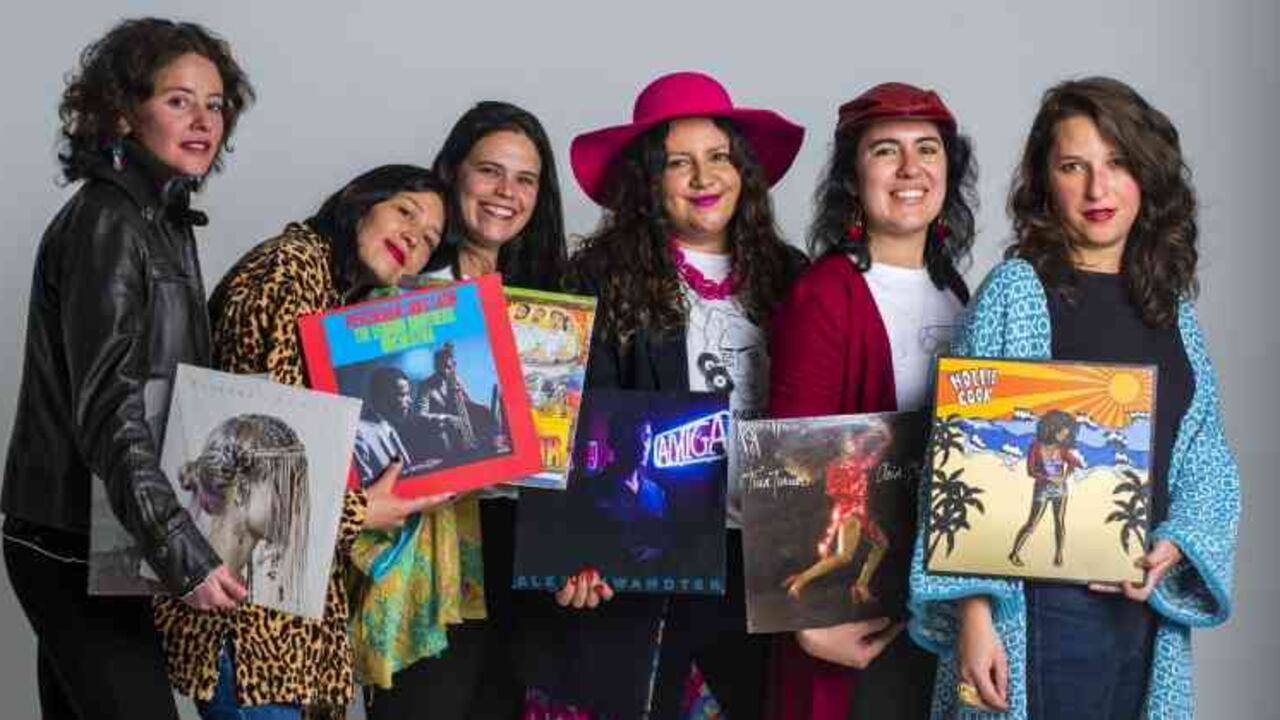 Seis de las doce mujeres que conforman Los Rulos con sus vinilos favoritos. De izquierda a derecha, Srta Lilith, Cheetah Latina, Lamento Naufrago, Tuquituquilulu, SoulTurner y Monamour. Foto: Pilar Mejía/Semana