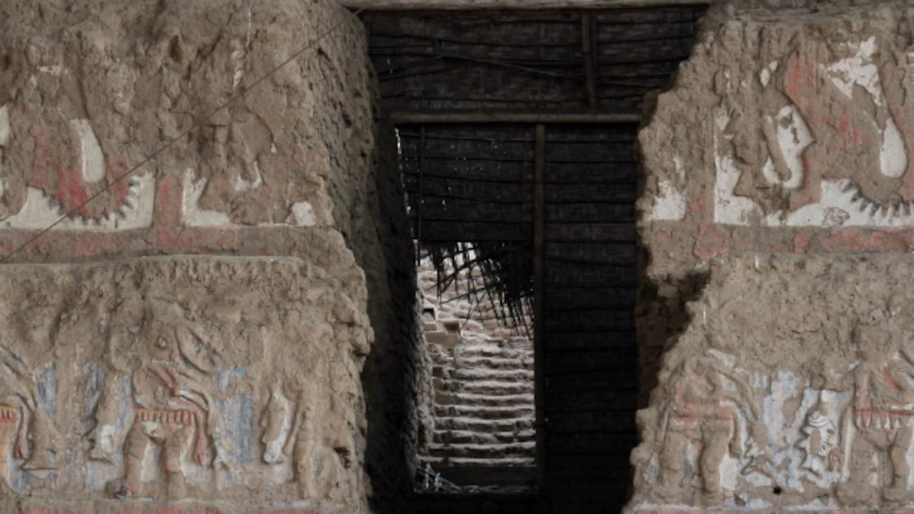 Detalle de mural en la Huaca de la Luna, Perú. Arquéologos peruanos descubrieron una tumba de un personaje de élite de la cultura Moche (entre los siglos I y VII) con atuendos felinos y un cetro de cobre en la Huaca de la Luna, dedicada a los sacrificios humanos. (EFE)