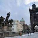 Una vista desde el Puente de Carlos sobre el río Moldava, uno de los símbolos de Praga, República Checa el 14 de enero de 2024. El puente, que se completó en 1402 bajo los auspicios del rey Carlos IV, conecta el "casco antiguo" con la zona de "Mala Strana", donde se encuentra el recinto del Castillo de Praga, uno de los lugares más famosos de la ciudad.