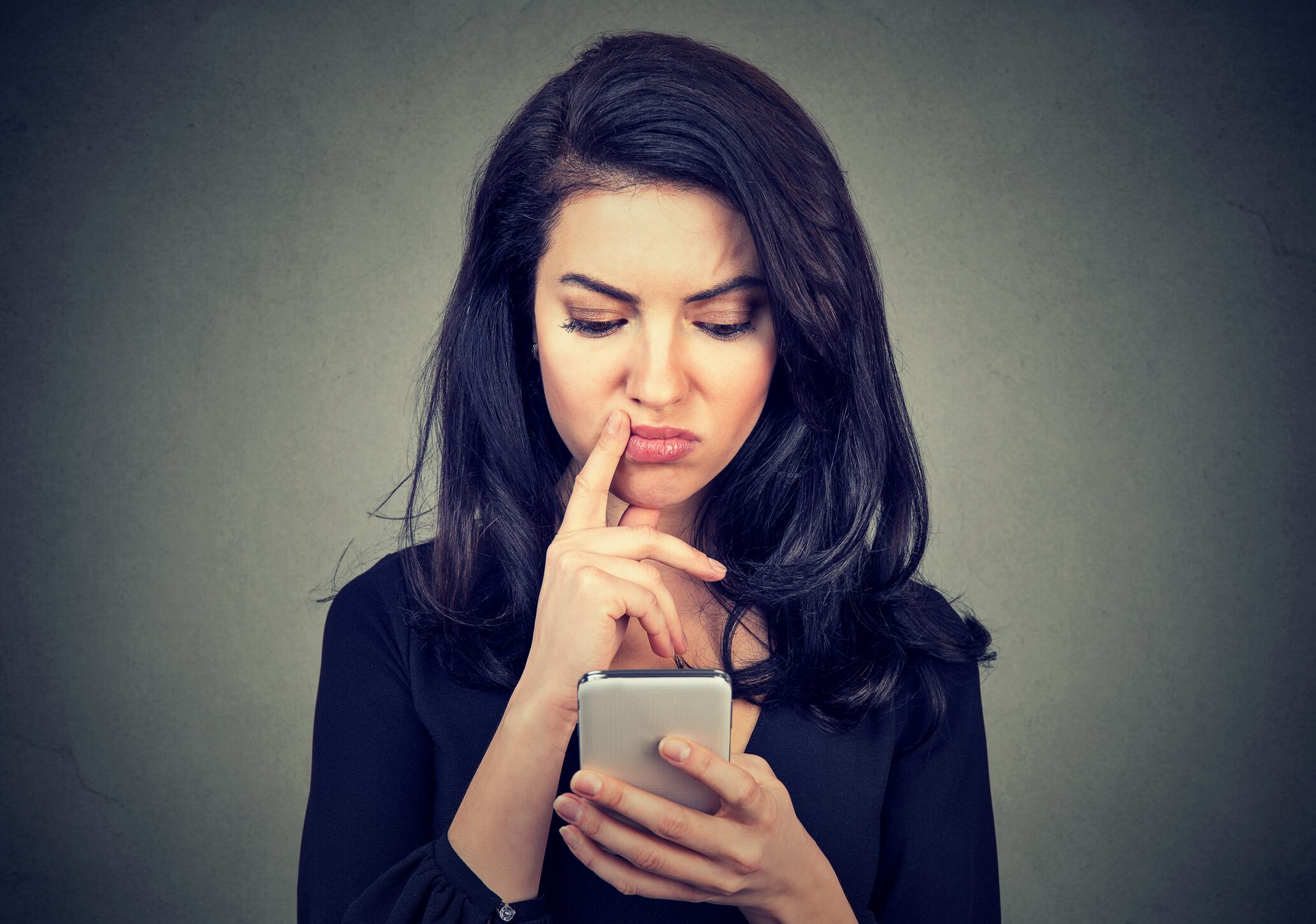 La IA relaciona el bloqueo frecuente con inseguridades, estrés social o búsqueda de validación.