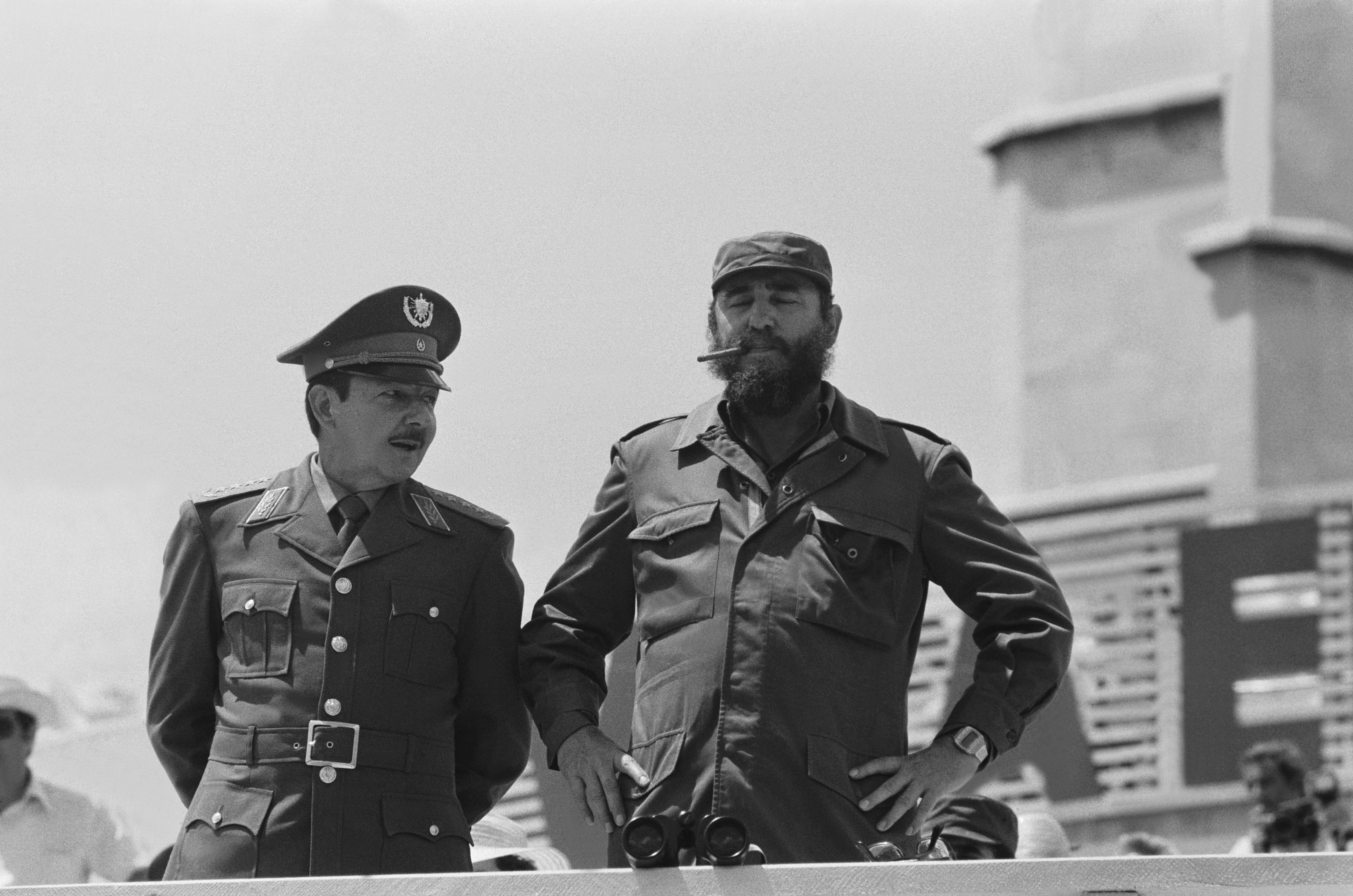 El político y primer ministro cubano Fidel Castro (1926 - 2016) y su hermano, el político Raúl Castro, asisten al tradicional desfile del Primero de Mayo en la Plaza de la Revolución el 1 de mayo de 1978 en La Habana, Cuba.