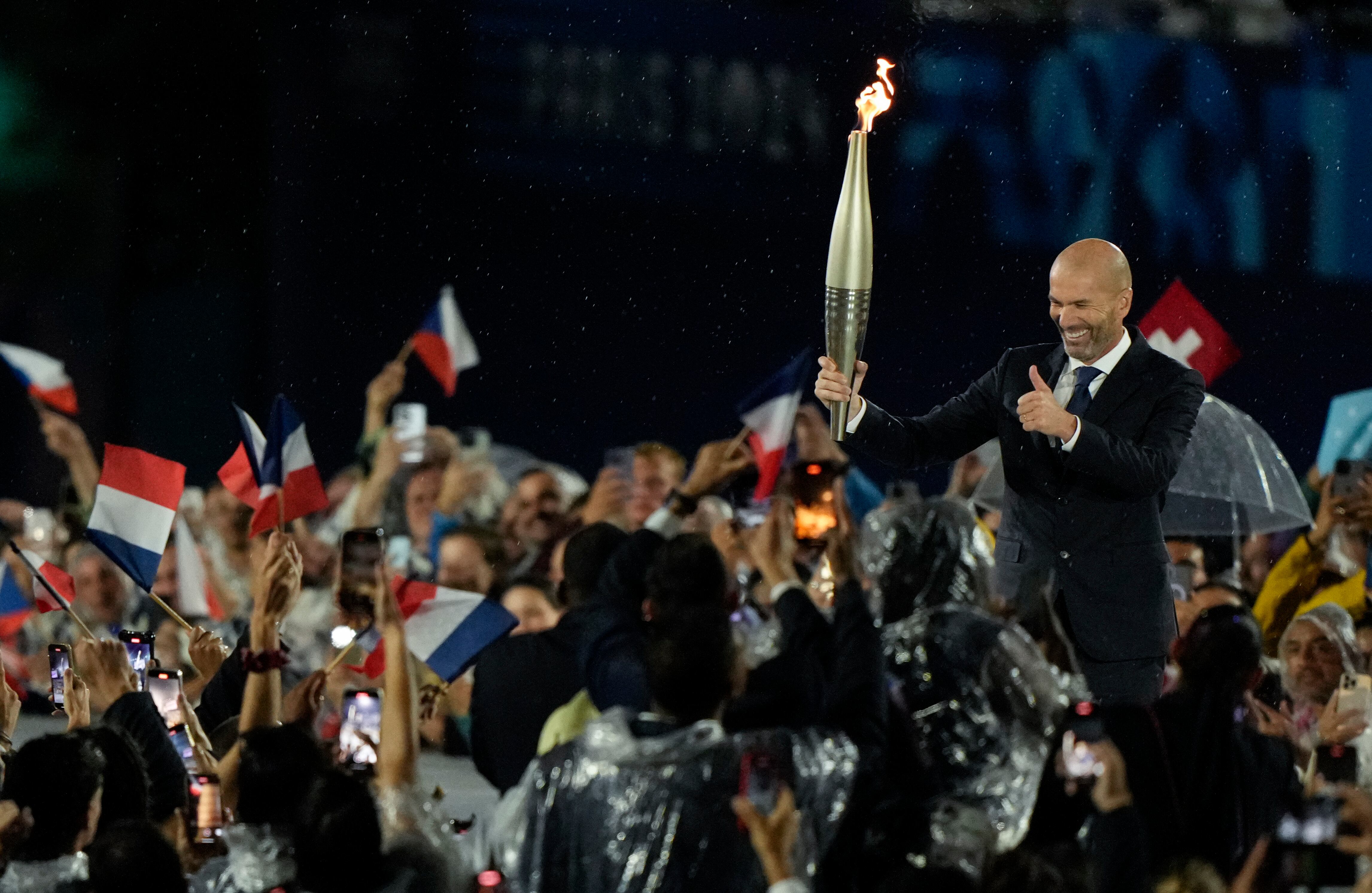 Zinedine Zidane traslada la llama olímpica durante la ceremonia de inauguración de los Juegos Olímpicos de París.