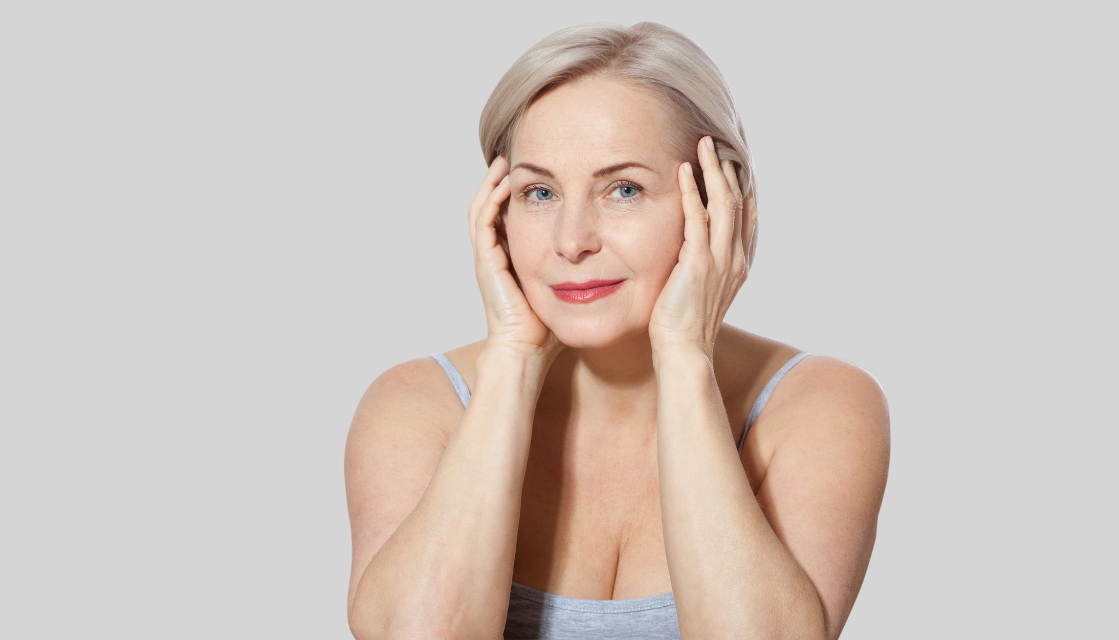 Algunas mujeres de 50 años continúan utilizando productos y rutinas de cuidado de la piel diseñados para pieles más jóvenes, lo que puede no satisfacer las necesidades específicas de su piel madura.