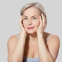 Descuidar el cuidado del cabello es otro error frecuente entre las mujeres de 50 años, lo que puede llevar a un aspecto opaco y sin vida debido a la falta de atención adecuada.