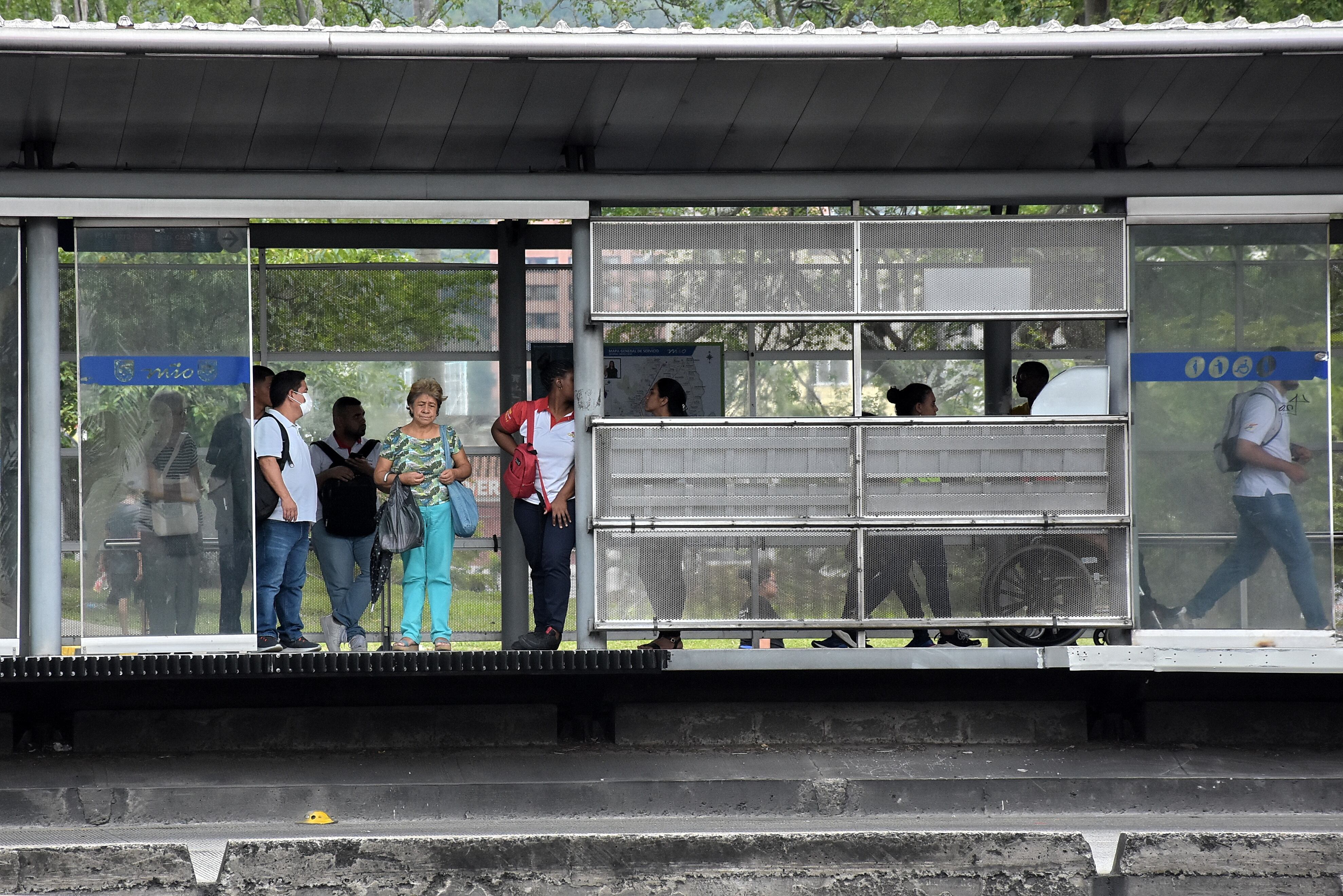 En Cali, la movilidad ha empeorado con el paso de los años, mientras el MÍO, medio de transporte llamado a ser la solución, solo contó con una satisfacción promedio de 4.1 en los caleños en 2022, en una escala de 0 a 10.
En esta medición, cero significa ‘nada satisfecho’ y diez quiere decir ‘completamente satisfecho’.