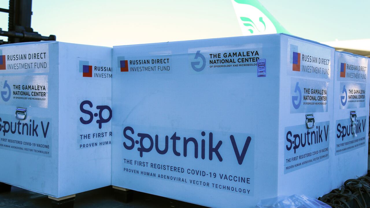 En esta foto publicada por Imam Khomeini Airport City, las vacunas Sputnik V COVID-19 de fabricación rusa se descargan en el Aeropuerto Internacional Imam Khomeini de Teherán. (Saeed Kaari / IKAC vía AP)