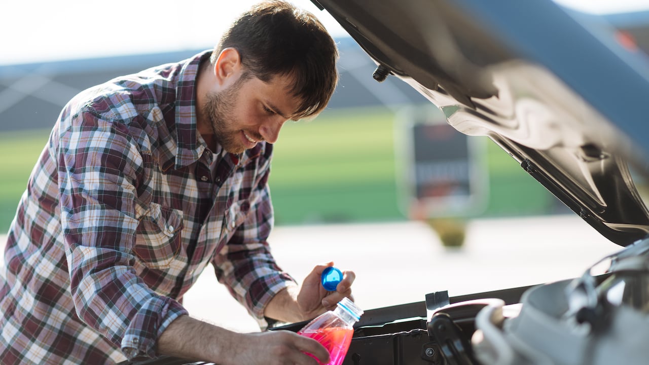 El refrigerante permite que no se sobrecaliente el motor.