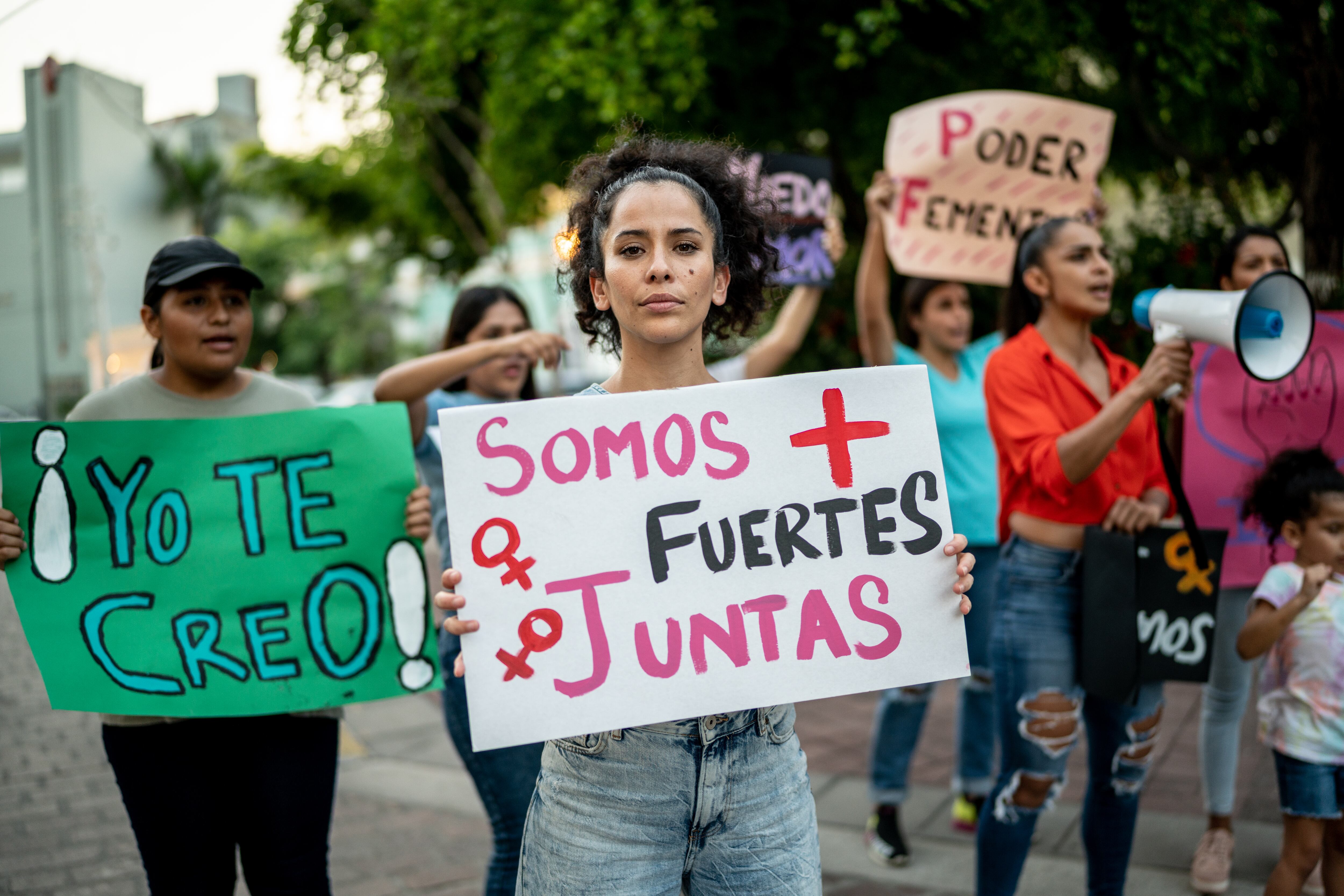 En el 2022 miles de mujeres han partido desde las inmediaciones del Ángel de la Independencia y al grito de "educar, educar para no violar" y "hey idiota las niñas no se tocan"