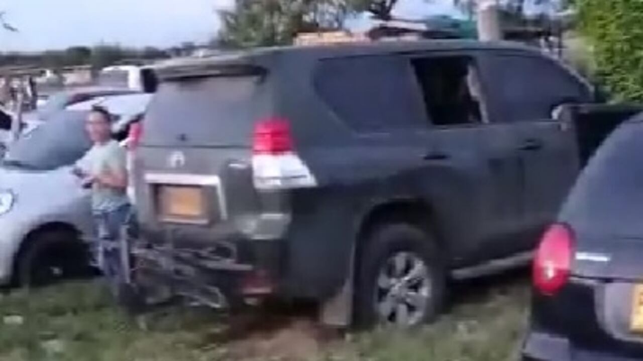 Las ventanas de los vehículos fueron quebradas, de esa manera los delincuentes hurtaron pantallas y otros accesorios de los automotores.
