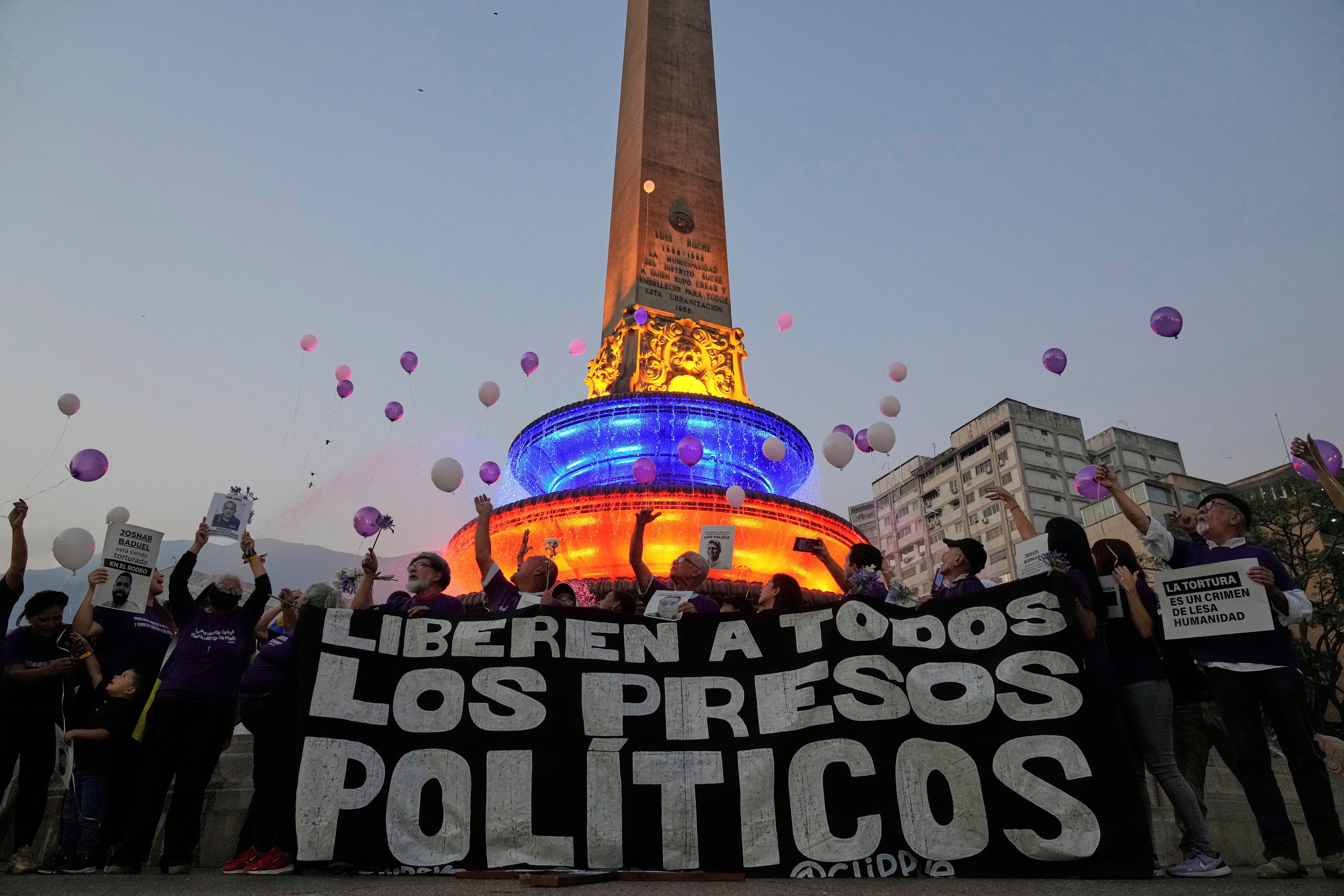 Activistas y familiares de presos lanzan globos para pedir la libertad de los presos políticos.