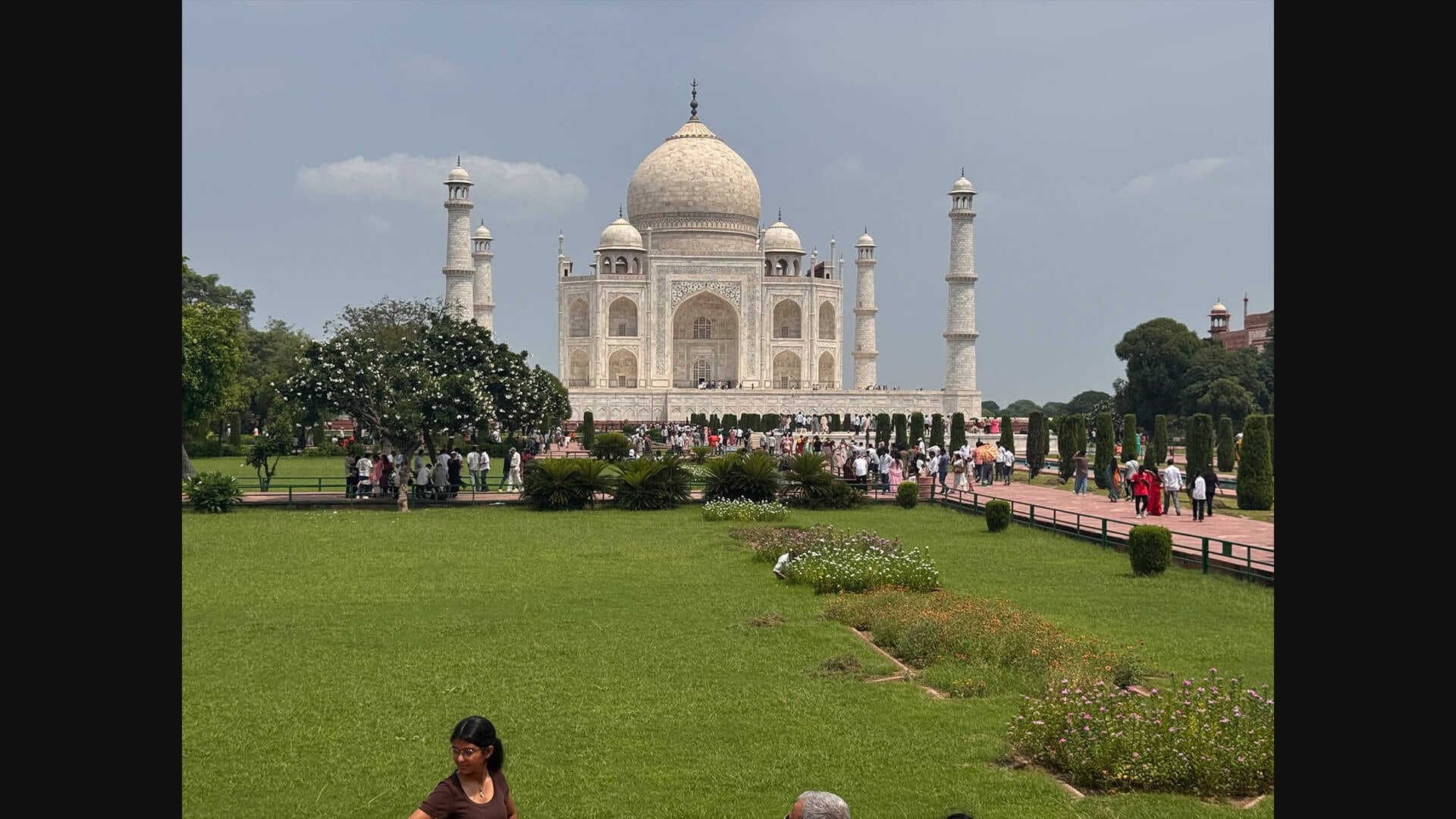 El esplendor de Agra, en India, es el Taj Mahal. Recibe de forma constante entre 7 y 8 millones de visitantes al año. Fue construido entre 1631 y 1648 por orden del emperador Shah Jahan como un mausoleo monumental en honor a su fallecida esposa, Mumtaz Mahal. Declarada Patrimonio de la Humanidad por la Unesco, esta maravilla es cuidada mediante restricciones para los turistas. No se pueden usar cámaras fotográficas, videos ni micrófonos cuando se visitan las tumbas en el interior.