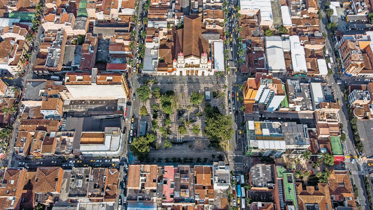 "Envigado es una ciudad en la que da gusto caminar, donde se combinan restaurantes 'gourmet' con pequeños y pintorescos cafés de pueblo".