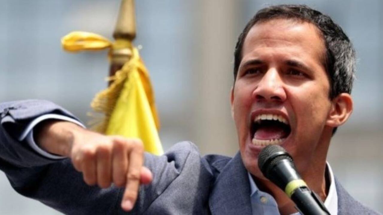 El líder opositor Juan Guaidó saluda a sus simpatizantes en una plaza de Chacao, en Caracas, el 19 de abril de 2019
