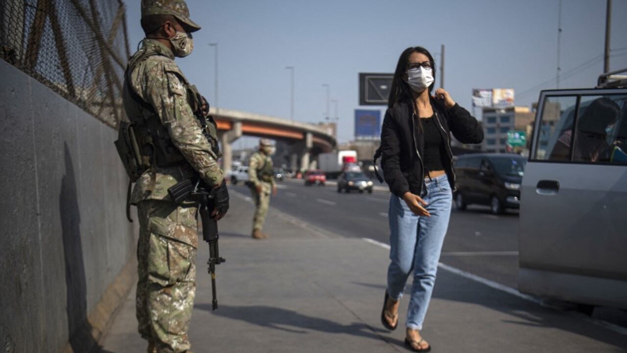 Los ciudadanos de Lima debieron compartir las calles con los militares peruanos tras decretar el Toque de Queda