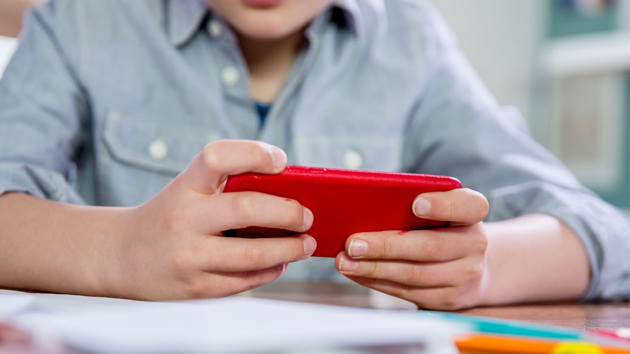 Los resultados no indican ningún beneficio al final de la educación secundaria para aquellos que obtuvieron teléfonos inteligentes de forma temprana.