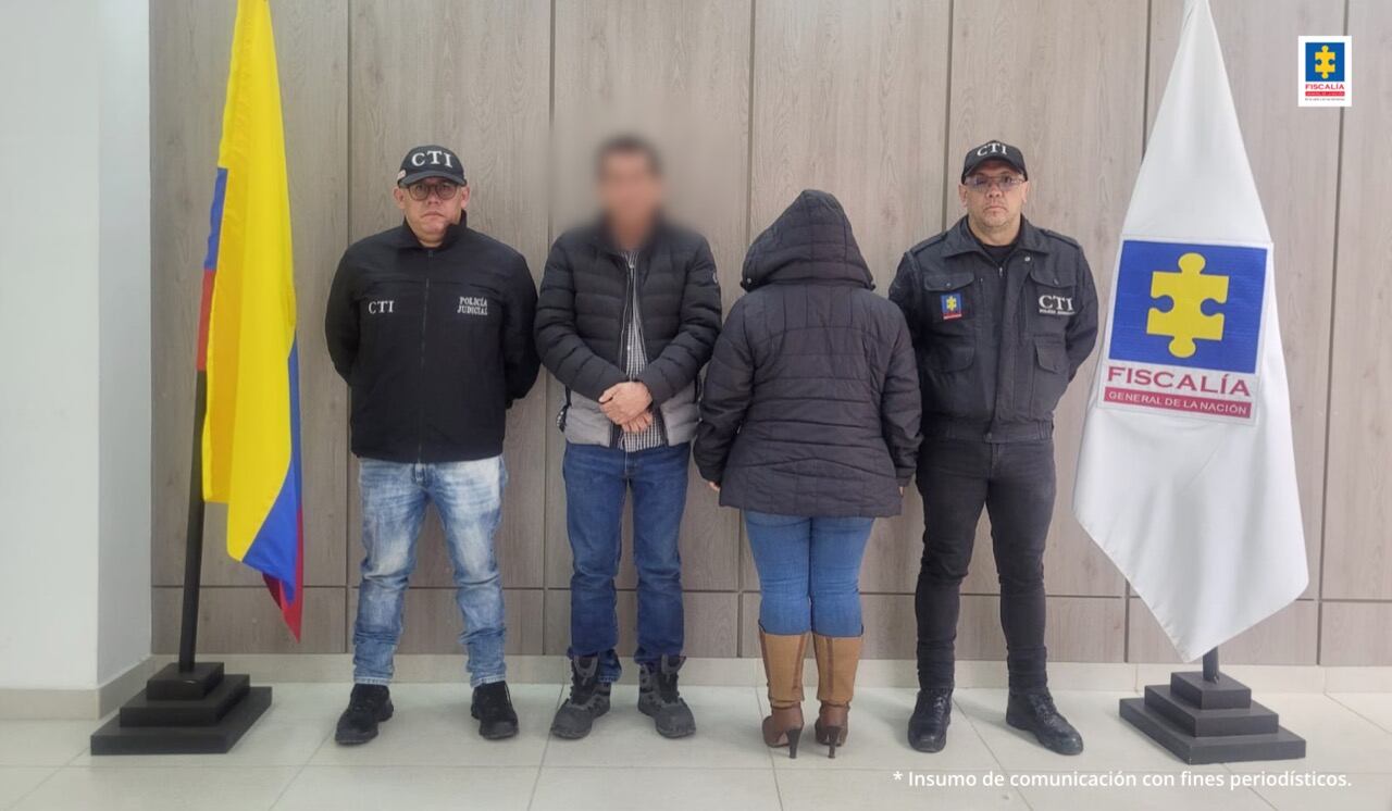 Dos de las tres personas capturadas por comercializar licor adulterado.