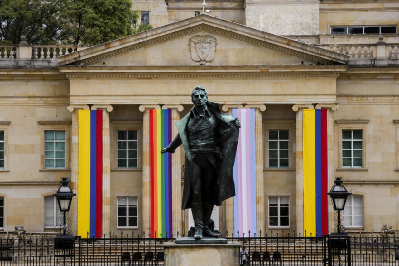 La Casa de Nariño con la bandera LGBT.