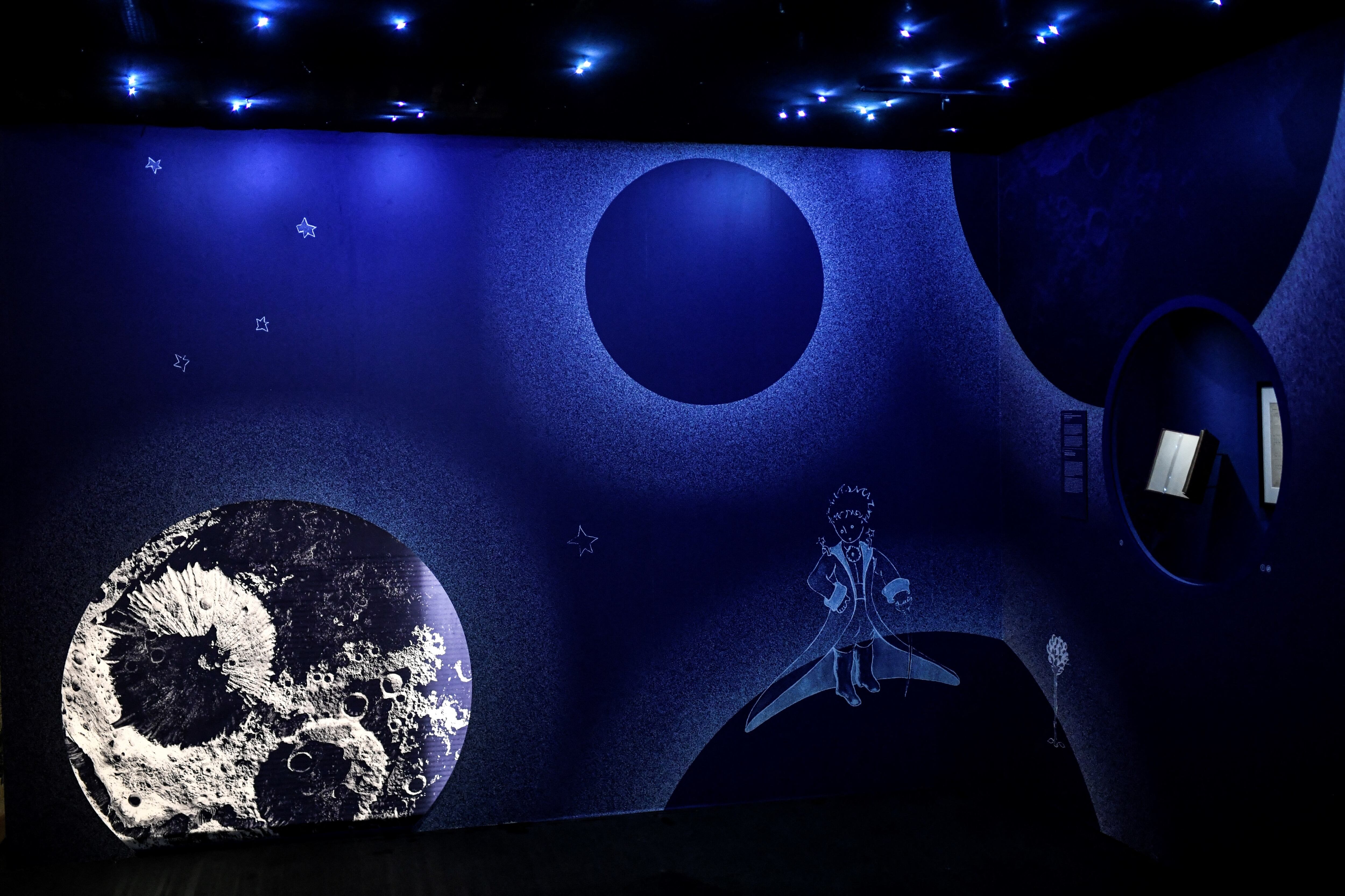 La exposición "Al encuentro del principito" eva hasta junio en el Musée des arts décoratifs de París. Foto: STEPHANE DE SAKUTIN / AFP.