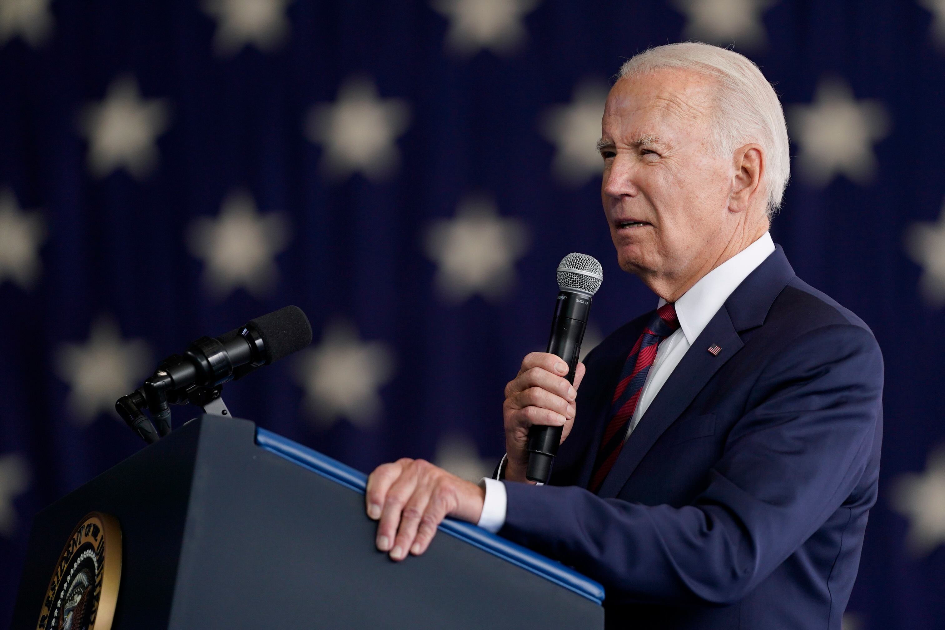 El presidente Joe Biden habla en la Base Conjunta Elmendorf-Richardson para conmemorar el aniversario de los ataques terroristas del 11 de septiembre, el lunes 11 de septiembre de 2023