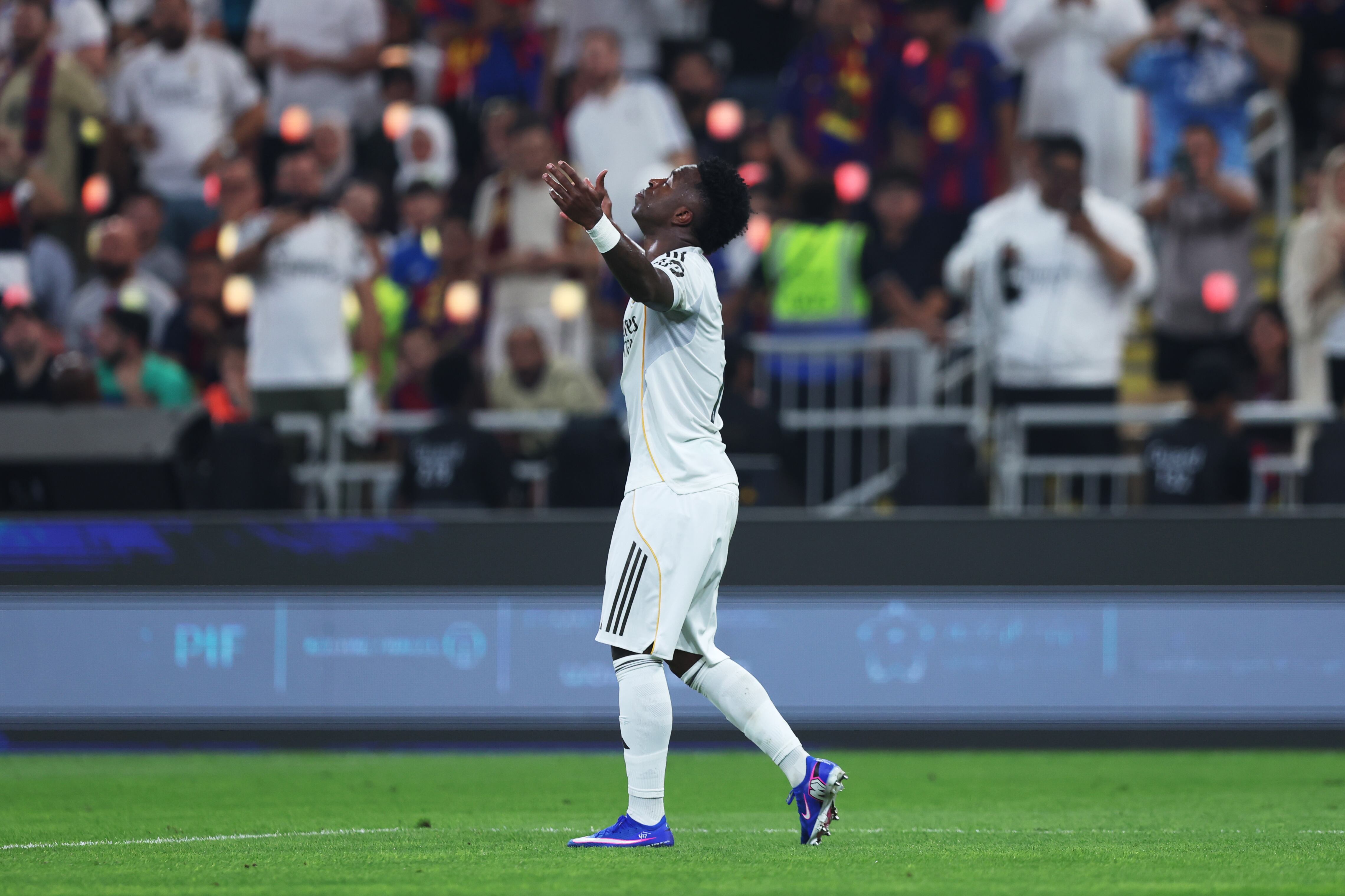 Vinícius Júnior fue imparable para los defensas del Barcelona