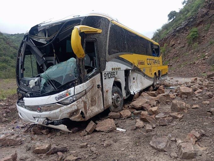 El impacto quebró los vidrios panorámicos y varias ventanas, generando pánico entre los pasajeros.