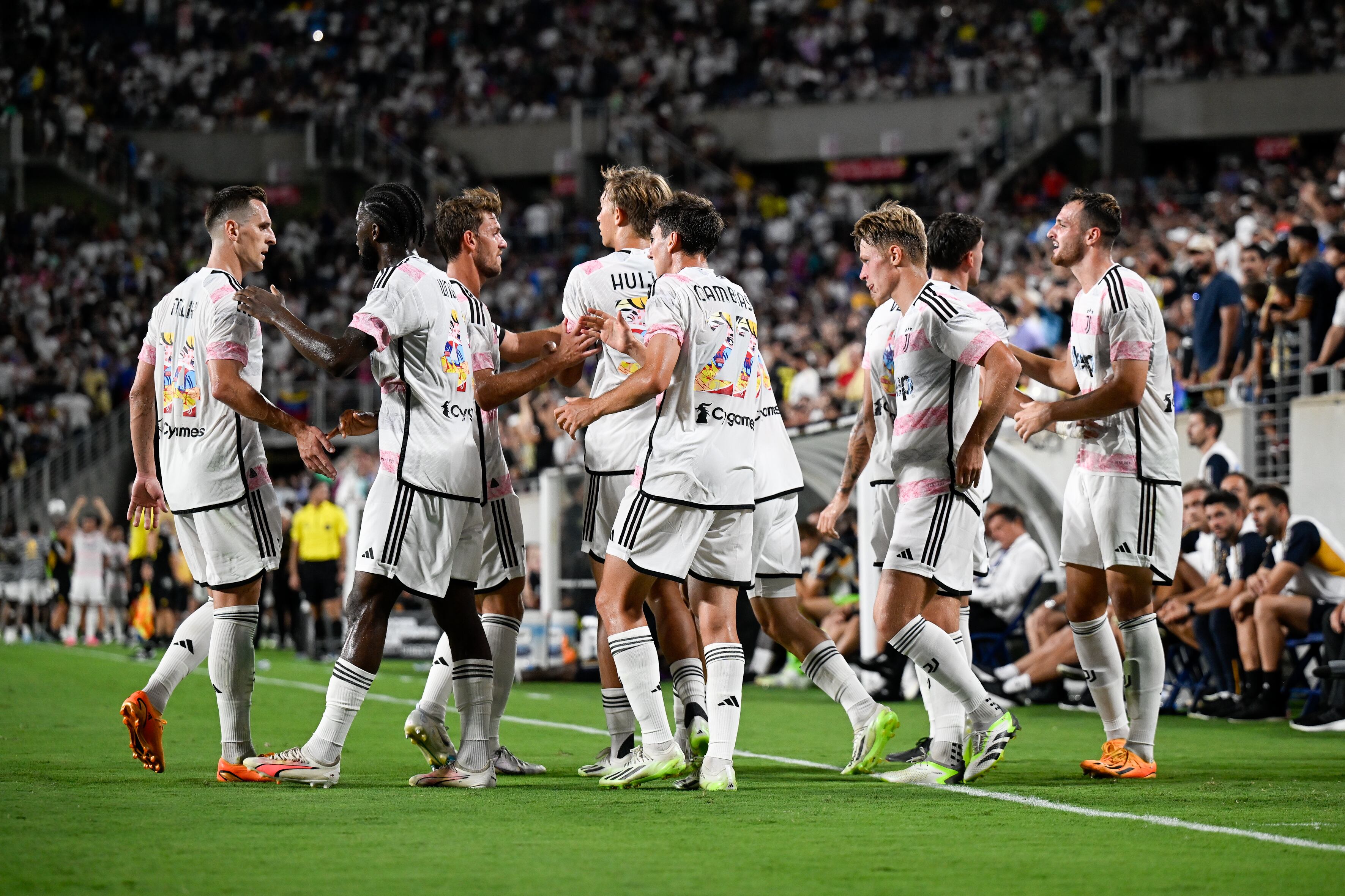 Dusan Vlahovic de la Juventus celebra el gol del 3-1 durante el partido amistoso de pretemporada entre la Juventus y el Real Madrid en el Camping World Stadium el 2 de agosto de 2023 en Orlando, Florida. (Foto de Daniele Badolato - Juventus FC/Juventus FC vía Getty Images)