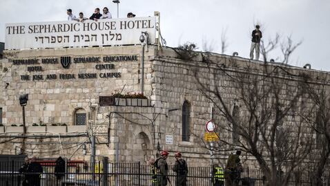 Las fuerzas de seguridad acordonan el área después de que un trozo de misil cayera cerca de las murallas de la Ciudad Vieja, cerca del complejo de la Mezquita Al-Aqsa en Jerusalén Este el 20 de marzo de 2026. Los escombros cayeron mientras los sistemas de defensa aérea israelíes intentaban interceptar un misil lanzado desde Irán