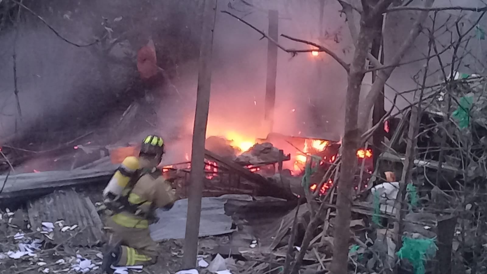 Varias unidades de Bomberos se encuentran en el sitio atendiendo la emergencia.