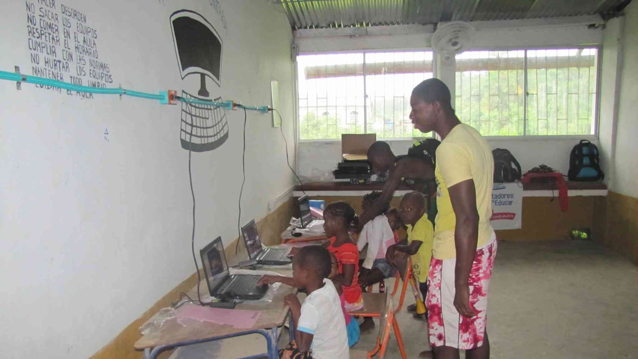Aula de cómputo en Negua Colombia, 2013. Foto: Aulas para educar
