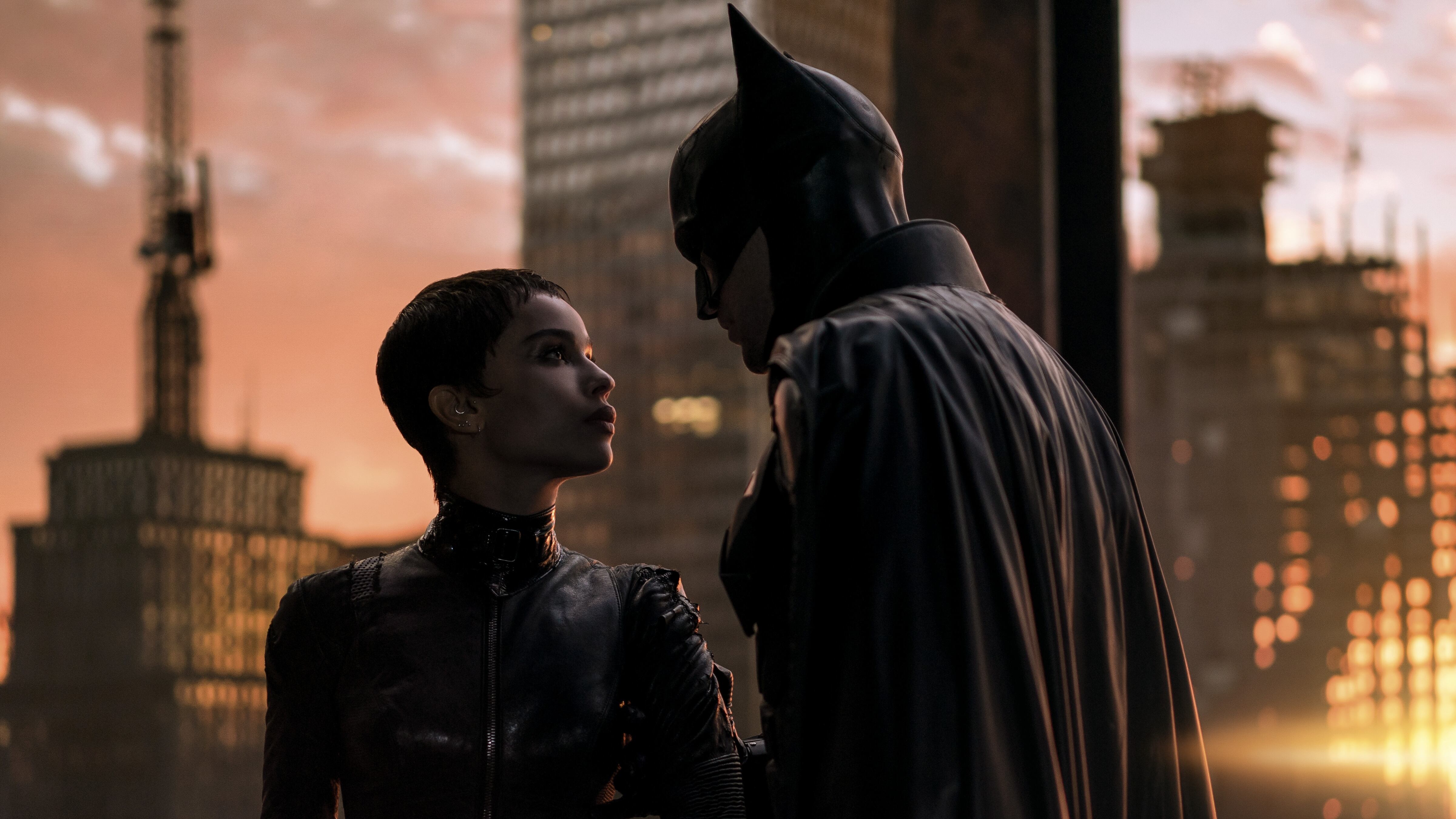 Zoe Kravitz es Selina Kyle y Robert Pattinson es Bruce Wayne. Hay buena química entre estos dos. 
'The Batman',/ Matt Reeves (2022)