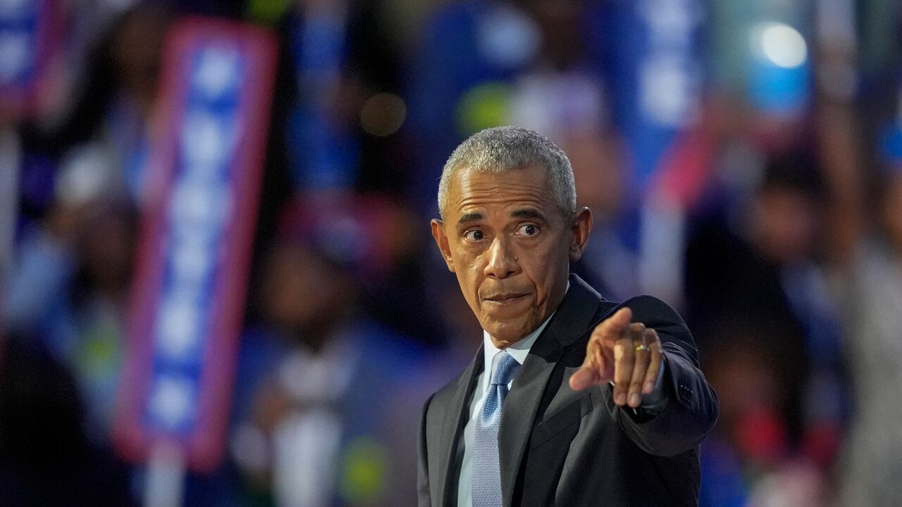 Los enérgicos mensajes de dos de las principales estrellas del Partido Demócrata resaltaron la urgencia del momento, mientras Harris trabaja para unir a una diversa coalición en su intento de derrotar a Trump el próximo mes de noviembre. (AP Photo/Charles Rex Arbogast)