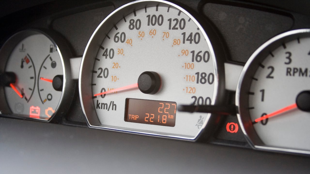 Revise los odómetros y el tablero del carro que va a comprar; allí puede haber señales.