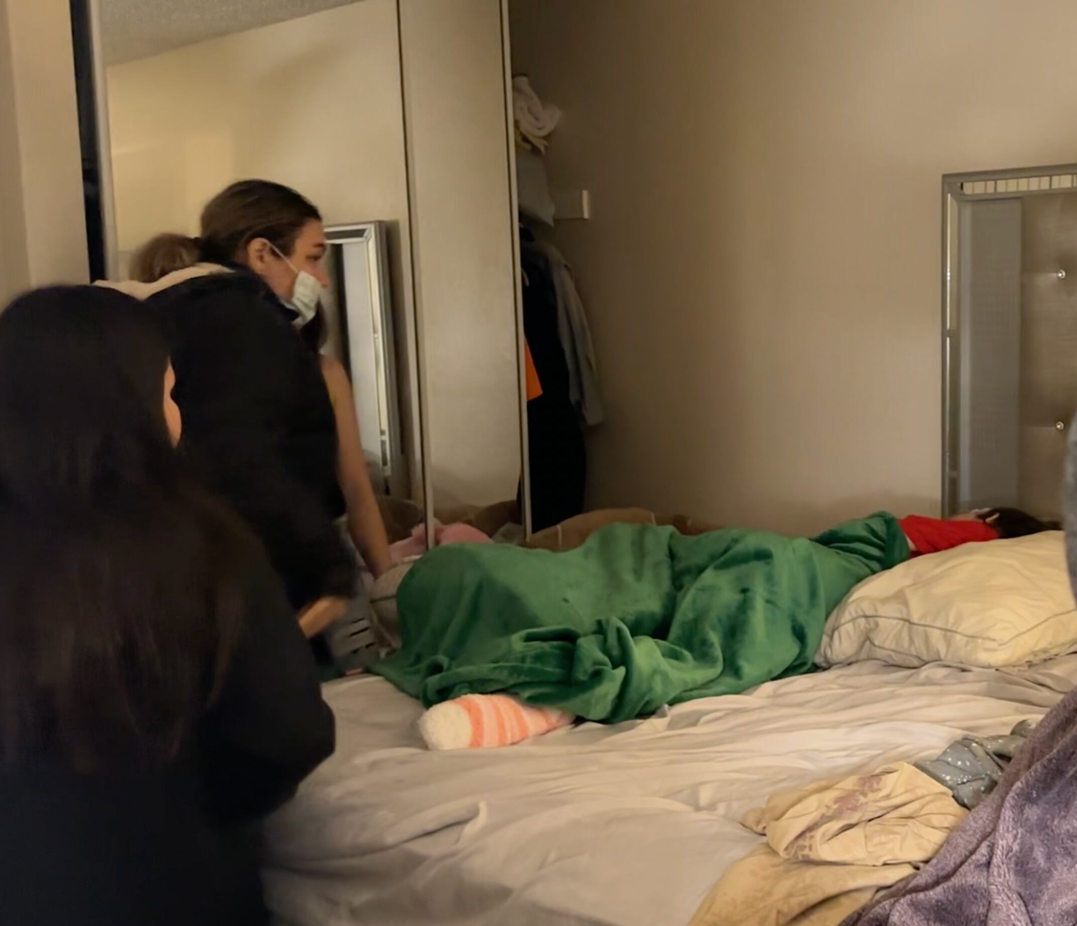 Juan Diego Alvira logró desde afuera un breve detalle del momento en el que Iris se arrodilla al lado de la cama, saluda a Paula y le toma la mano.