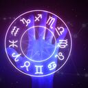 En la astrología, algunos se especializan en leer la mano.