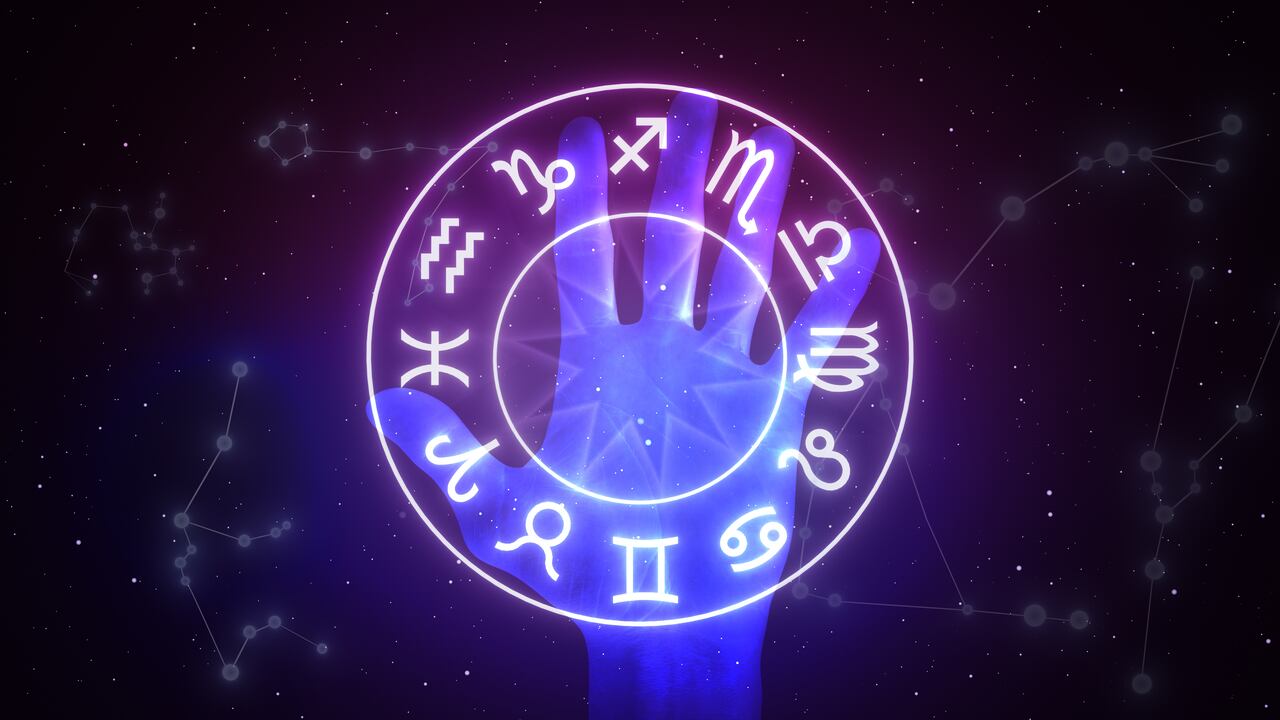 En la astrología, algunos se especializan en leer la mano.