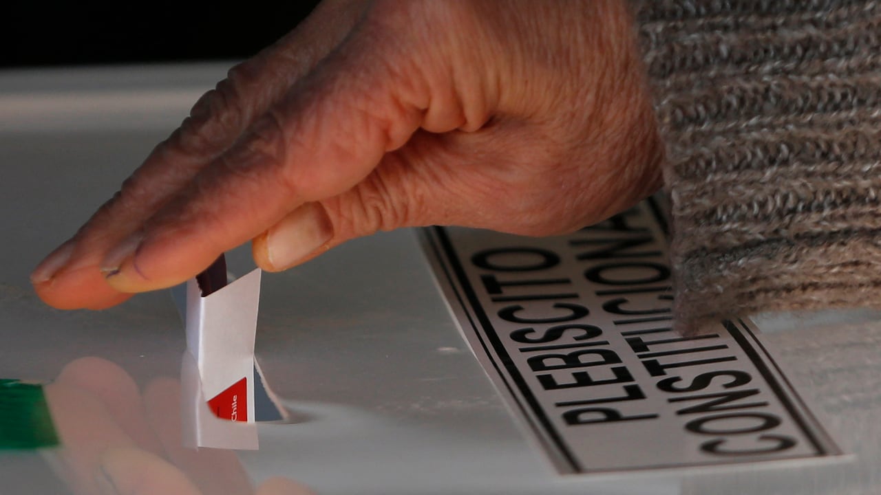 Jurado de votación en Perú dijo que tenía que ir al baño y nunca regresó a su mesa (Imagen de referencia). (Foto de CLAUDIO REYES / AFP)