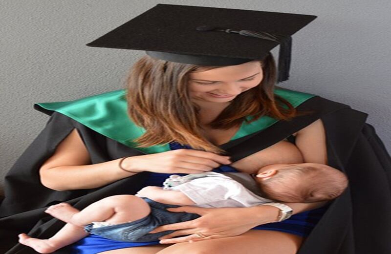 Jacci Sharkey, una mujer recién graduada de la universidad University of the Sunshine Coast, de Australia, amamanta uno de los dos hijos que tuvo mientras cursaba su carrera universitaria. En la publicación original, en Facebook, la mujer agradeció a la universidad el apoyo que recibió.
