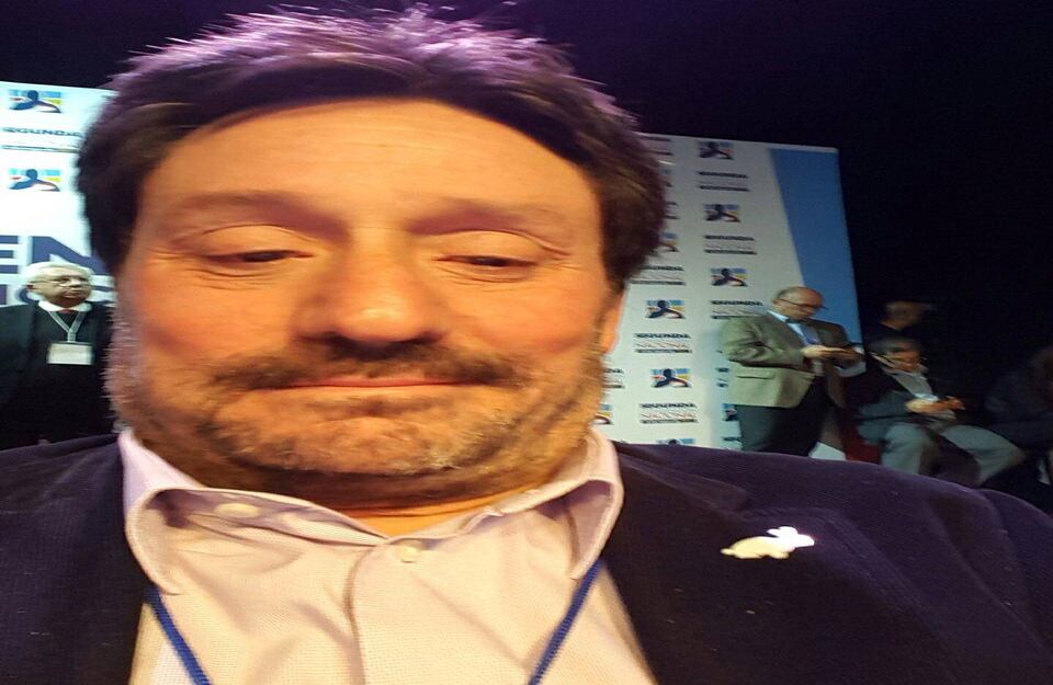 El exvicepresidente Francisco Santos se tomó una selfie y lució un pin de conejo en clara parodia a la paloma del presidente Juan Manuel Santos