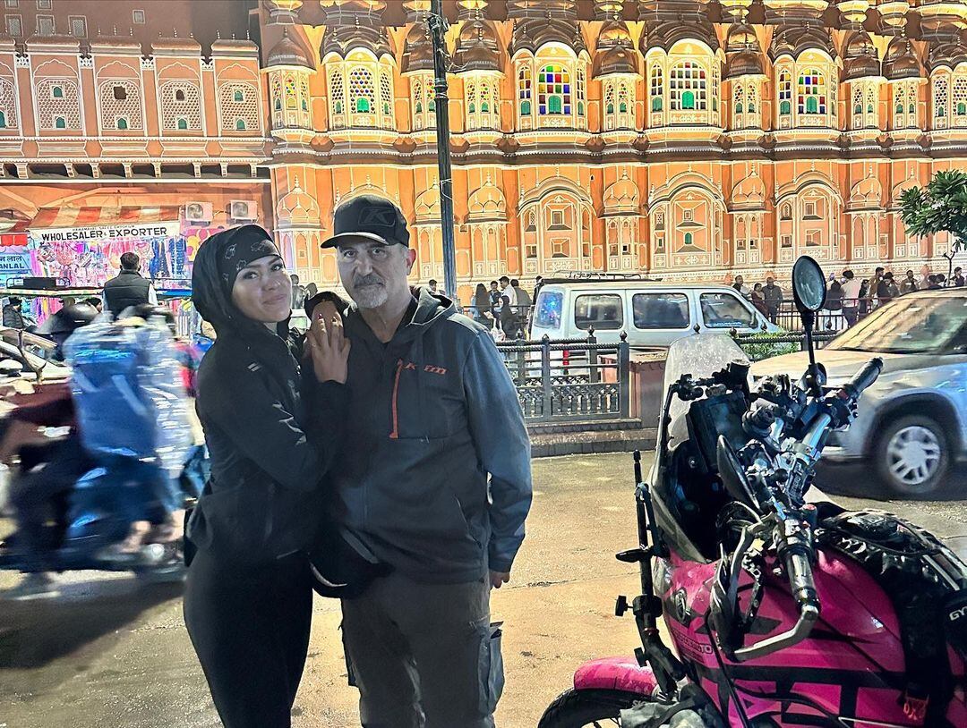 La pareja se encontraba viajando por la India.