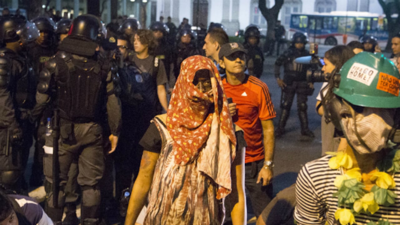 Manifestantes son detenidas por policías antidisturbios. (EFE)