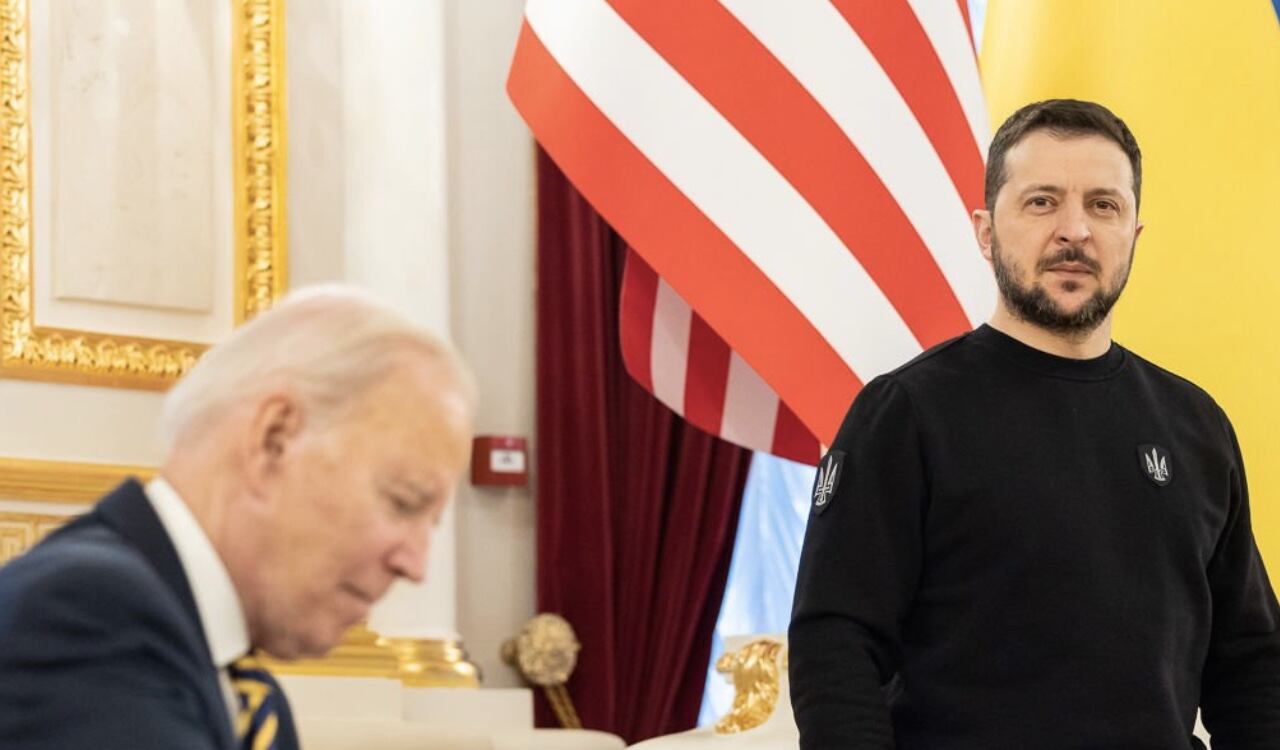 Joe Biden junto a Volodímir Zelenski firmando el apoyo que Estados Unidos le dará a Ucrania.