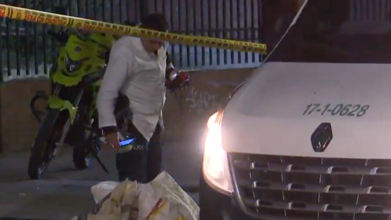 Policía inspecciona la zona, tras el hallazgo del cuerpo sin vida en el centro de Bogotá.