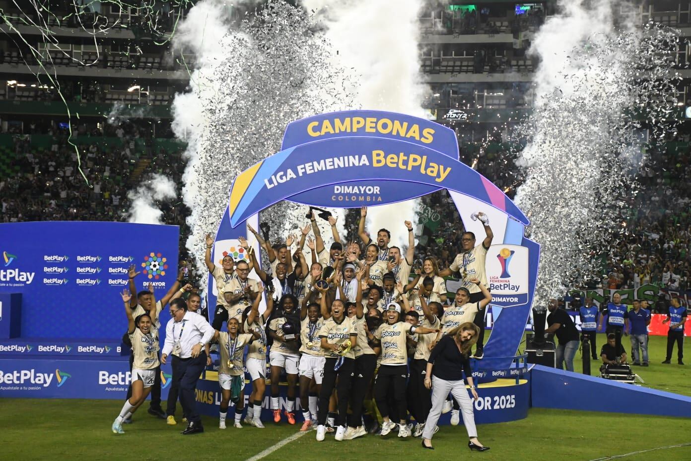 Jugadoras del Cali femenino celebrando el título de bicampeonato.