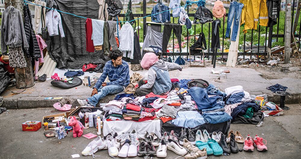 El secretario de Seguridad, César Restrepo, y el general Giovanni Cristancho han visitado la zona de los atentados junto con efectivos de la Policía.