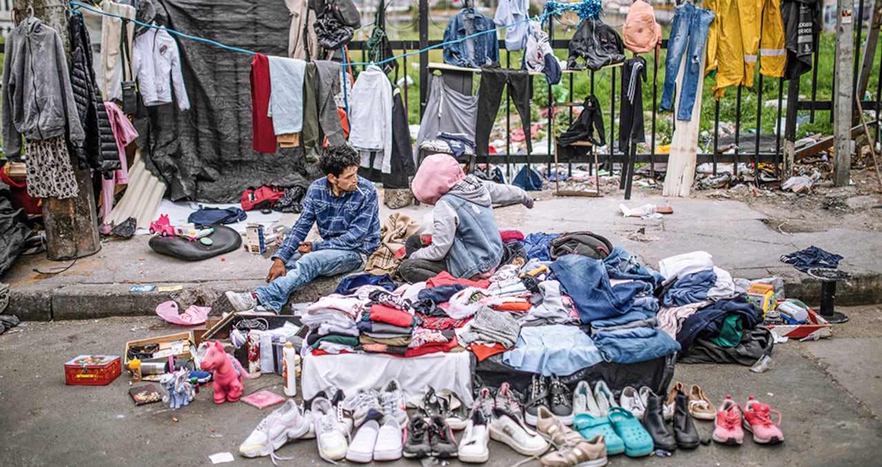 El secretario de Seguridad, César Restrepo, y el general Giovanni Cristancho han visitado la zona de los atentados junto con efectivos de la Policía.