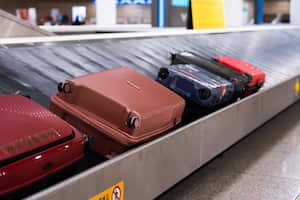 Equipajes en cinta transportadora en el aeropuerto