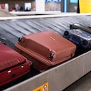 Equipajes en cinta transportadora en el aeropuerto