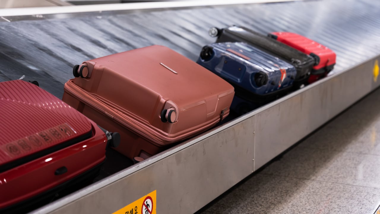 Equipajes en cinta transportadora en el aeropuerto