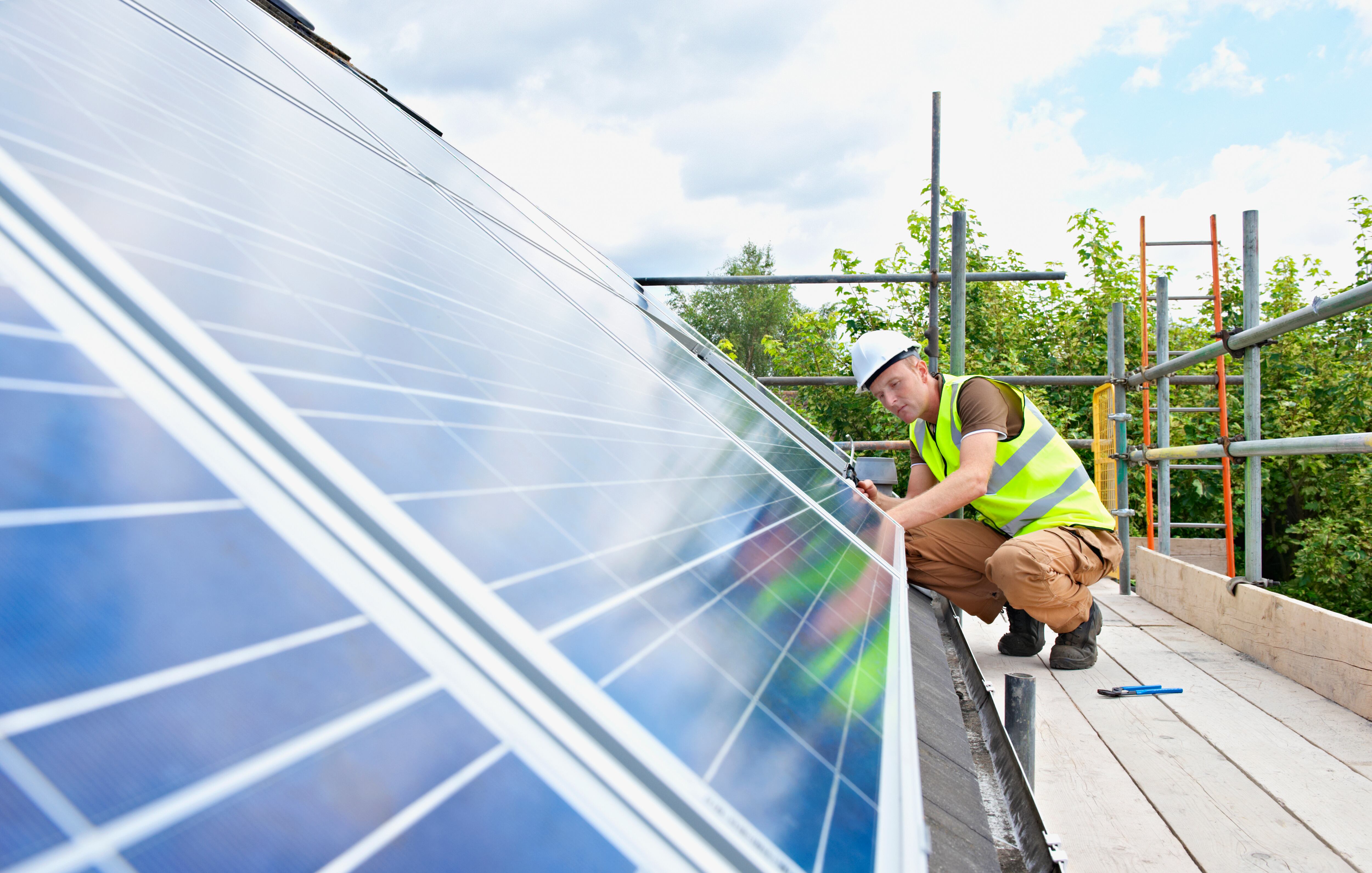 Paneles solares instalados en escenarios deportivos de Itagüí hacen parte del proyecto de transición energética del municipio, que busca reducir el consumo de energía convencional.