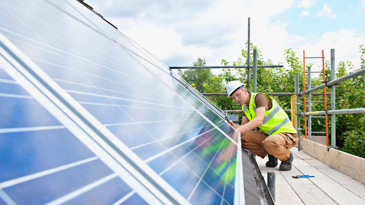 Paneles solares instalados en escenarios deportivos de Itagüí hacen parte del proyecto de transición energética del municipio, que busca reducir el consumo de energía convencional.
